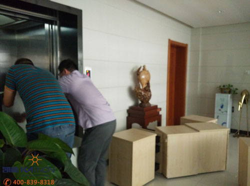 齊心協(xié)力將物品運(yùn)進(jìn)電梯