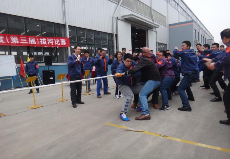 青島凱能公司拔河比賽進(jìn)行中